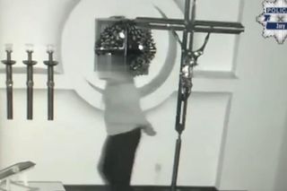 Porozrzucał sutanny i przedmioty liturgiczne. Zginęły pieniądze oraz wino mszalne