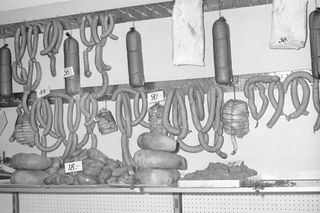 QUIZ PRL. Wuzetka czy zimne nóżki pod wódkę? Sprawdź, czy pamiętasz przysmaki gastronomii PRL