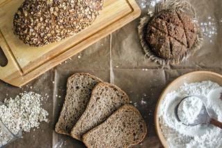 Jak upiec chleb na zakwasie z płatkami owsianymi? Sprawdzony przepis