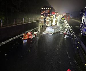 Wypadek pod Toruniem. Znicze wysypały się na drogę