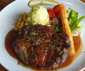 Schab w sosie własnym - sprawdzony przepis na rodzinny obiad