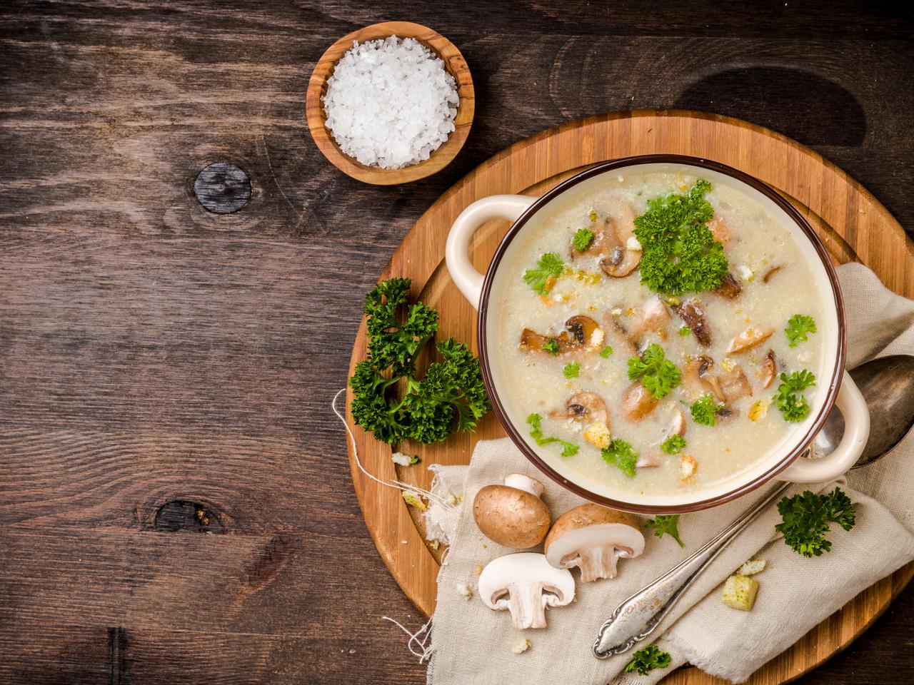 Zupa pieczarkowa - prosty przepis na pieczarkową