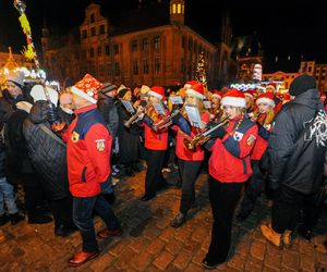 Toruński Jarmark Bożonarodzeniowy 2024. Zdjęcia z pierwszego dnia. Tak wyglądała parada ze św. Mikołajem