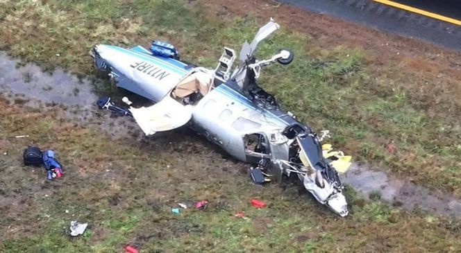 Samolot rozbił się na autostradzie