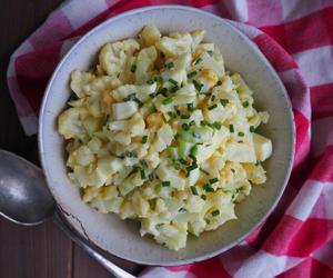 Obłędnie pyszna sałatka z kalafiora – lżejsza niż jarzynowa i dłużej świeża