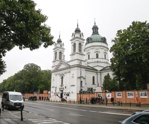 Fani i artyści żegnają Joannę Kołaczkowską. Pogrzeb artystki na Powązkach [ZDJĘCIA]