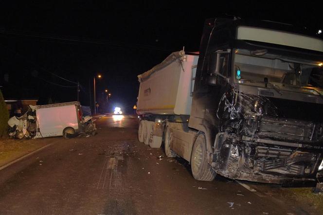 Lubelskie: Czołowe zderzenie busa i ciężarówki. Nie żyje 43-latek, dwójka dzieci trafiła do szpitala