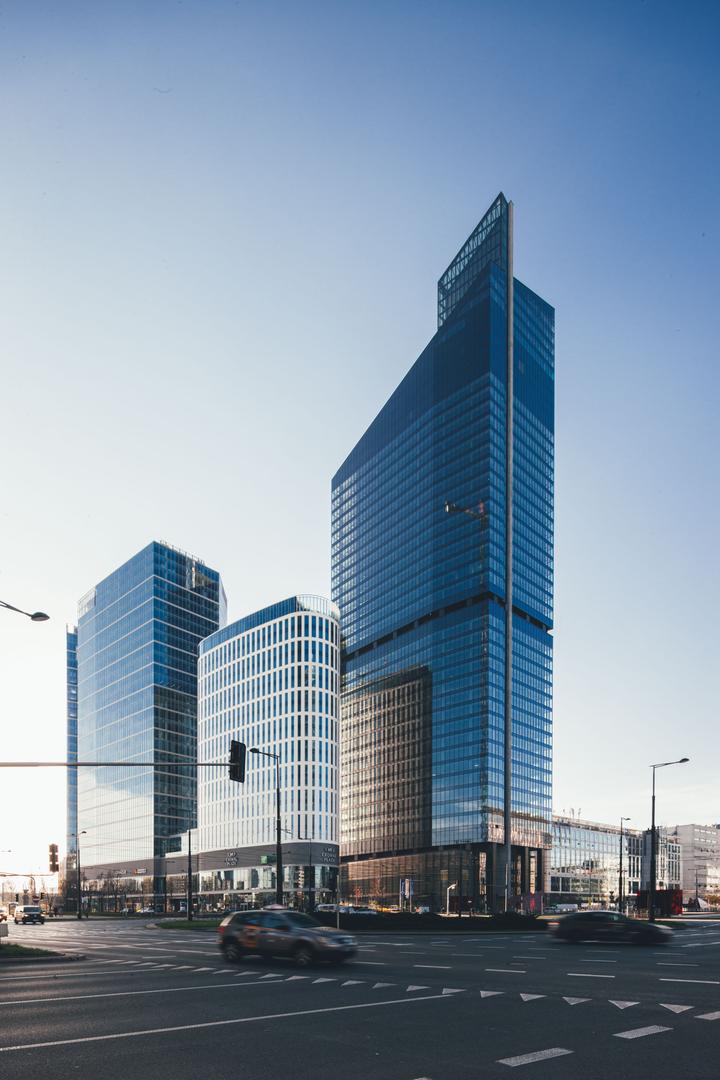 Skyliner w Warszawie: po wieżowcu oprowadza Michał Sadowski