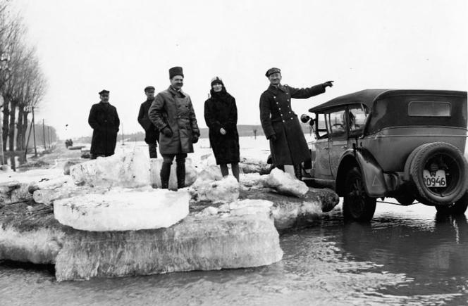 Wojewoda warszawski na szosie Warszawa - Jabłonna ogląda odcinek szosy zalany w wyniku powodzi (1929)