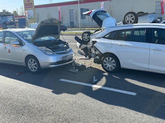 Dachowanie na Bemowie po zderzeniu trzech aut