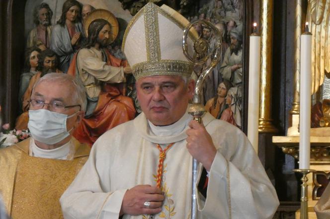 Kardynał Konrad Krajewski z pastorałem pierwszego łódzkiego biskupa, Wincentego Tymienieckiego