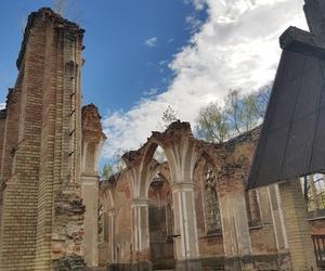 Zwiedziliśmy zabytkowe ruiny kościoła w Jałówce. Poznaj historię wyjątkowego miejsca [ZDJĘCIA]