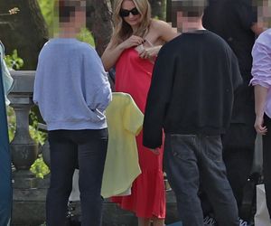 Małgorzata Socha przebiera się w parku