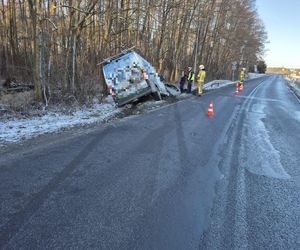 Dwa samochody wypadły z drogi koło Wojnowic niedaleko Leszna