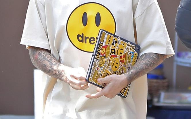 Justin Bieber w ubraniach marki DREW