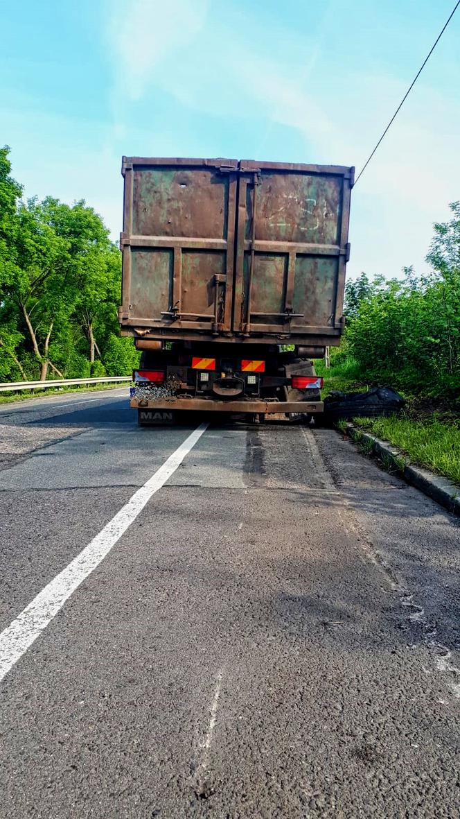 Jechał bez opony, zniszczył jezdnię