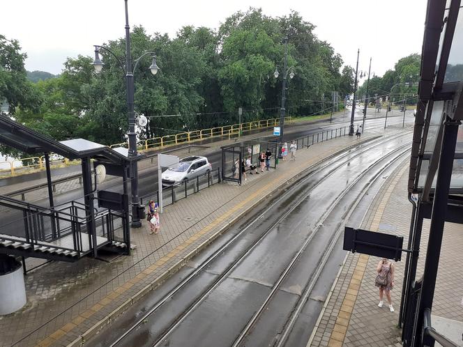 Parking podziemny oraz ulica Traugutta po ulewie w Toruniu