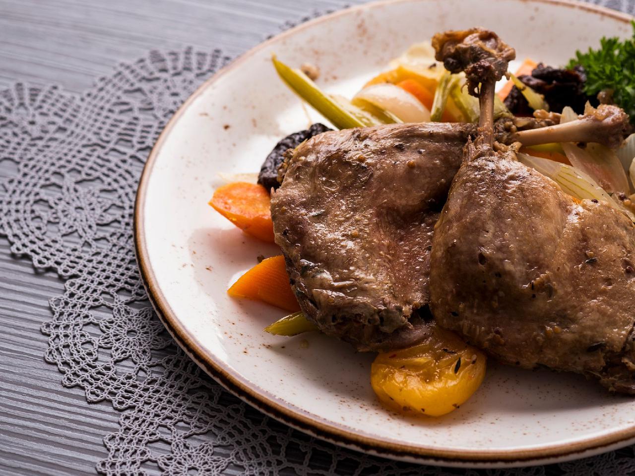 Pieczone nogi z gęsi w glazurze ze śliwek kalifornijskich – obłędnie pyszne i aromatyczne danie