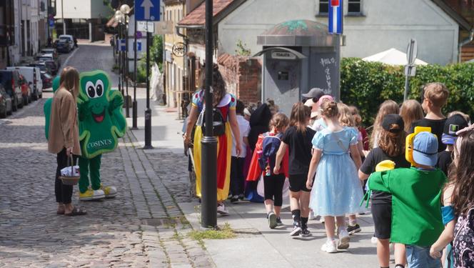 Dni Bajki 2024. W centrum Olsztyna zrobiło się bajkowo. Dzieci przejęły władzę nad miastem [ZDJĘCIA]