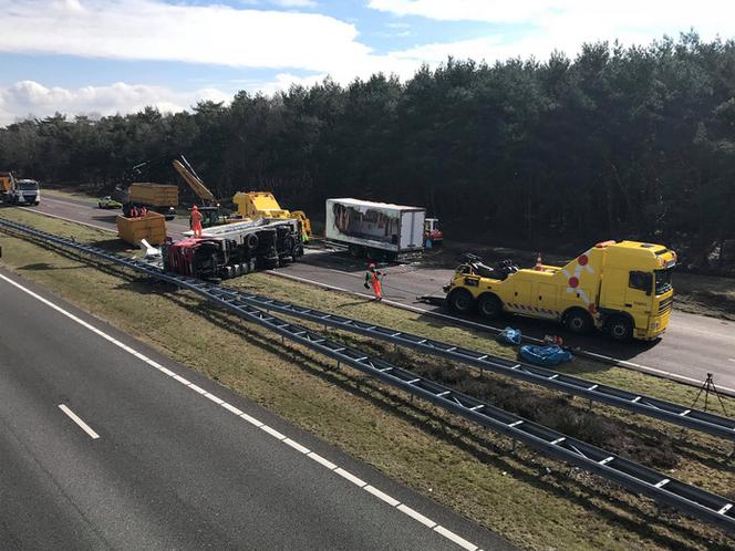 Przewrócony TIR na autostradzie