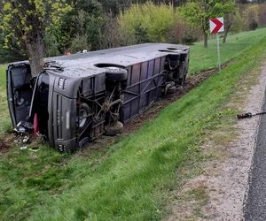 Wypadek autobusu pod Siedlcami. Droga zablokowana, są ranni