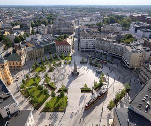 Modernizację łódzkiego Placu Wolności krytykowano za brak szacunku dla dziedzictwa i zieleń zasłaniającą zabytki. Filip Springer przekonuje, że teraz to lepsze miejsce