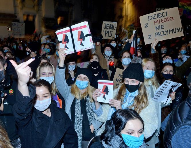 Uczniowie i studenci protestują na pamiątkę śp. Praw Kobiet [WIDEO]