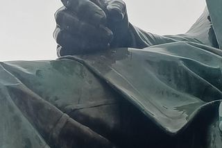 Znów wyrwali pióro Fredry i szpadę Szermierza we Wrocławiu. Wandale uwielbiają te pomniki