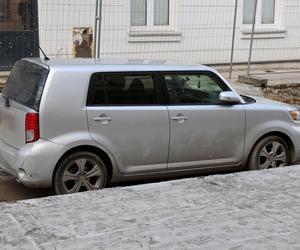 Zabetonowane auto z Łodzi zniknęło i się odnalazło. Straż miejska chce ukarać właścicieli.