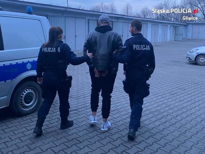  Napastowali dziewczynki w autobusie. Jedną dotykali po ciele. Nikt nie zareagował! 