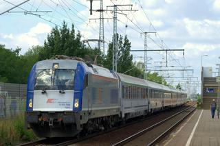 Powiat ostrzeszowski: Samochód osobowy zderzył się z pociągiem [ZDJĘCIA]. Są ofiary śmiertelne