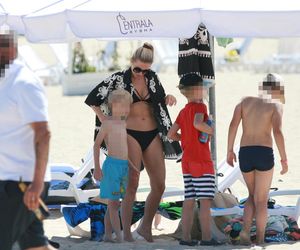 Marlena Muranowicz, wkrótce była żona Mroczka w bikini na plaży.