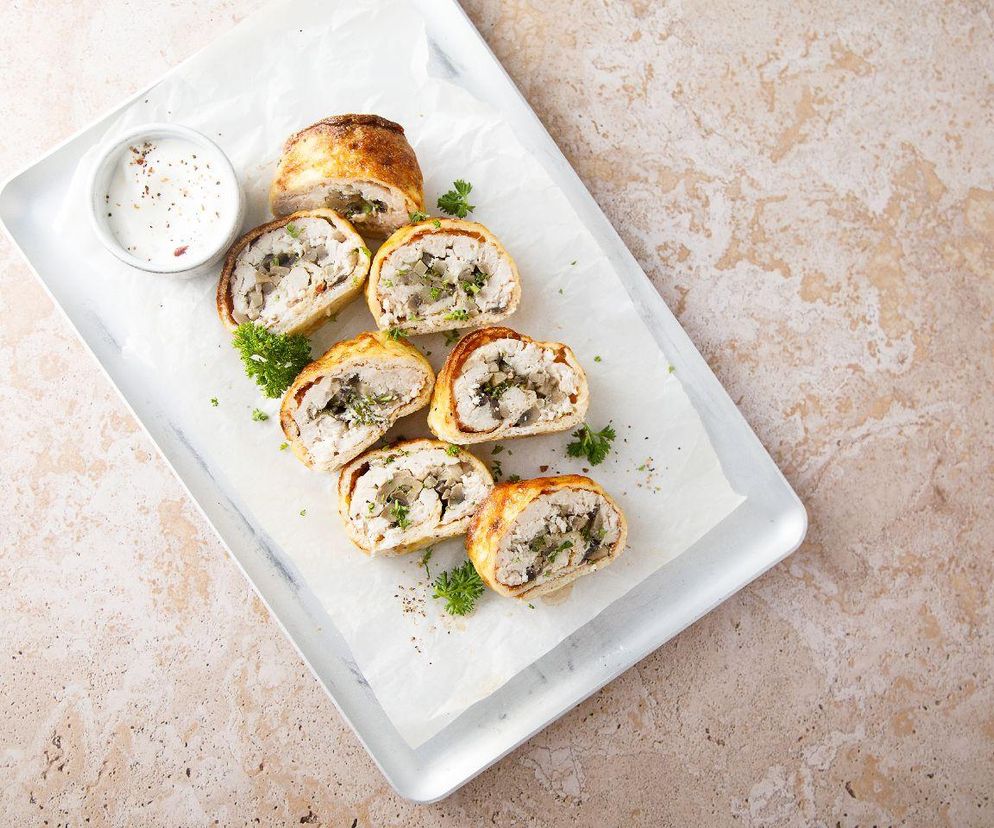 W serowe ciasto zawijam kurczaka i pieczarki. Ta znakomita rolada to pomysł na obiad dla całej rodziny 