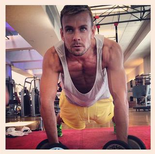 Dawid Woliński intensywnie ćwiczy na siłowni