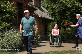 Barwy szczęścia odcinek 1371. Waleria Koszyk (Ewa Ziętek), Leon Małkowski (Włodzimierz Matuszak), Ela (Agnieszka Homańska)