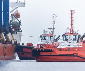 Gdańsk. Do nabrzeża Terminalu T3 na terenie Baltic Hub przybił statek Zhen Hua 32, na pokładzie którego do portu przypłynęły trzy ogromne suwnice przeznaczone do obsługi kontenerowców przy terminalu T3