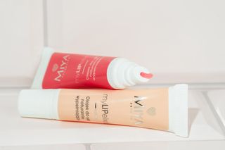 Z tym olejkiem z tripeptydem efekt pełniejszych i jędrniejszych ust osiągniesz bez wypełniaczy!