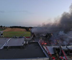  Kawle. Pożar zakładu przetwórstwa drobiowego. 120 strażaków walczy z żywiołem w czwartek, 14 sierpnia. Jeden z nich zaginął [ZDJĘCIA]