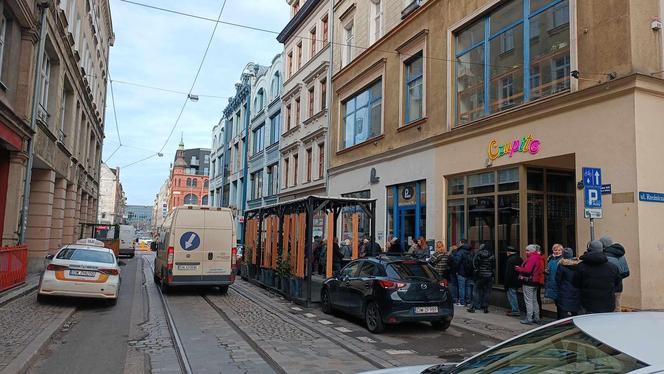 Tłusty czwartek we Wrocławiu. Mieszkańcu rzucili się na pączki! Ogromne kolejki [ZDJĘCIA]