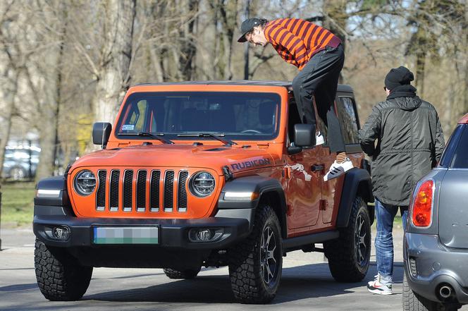 Kuba Wojewódzki nie potrafi zejść z samochodu 