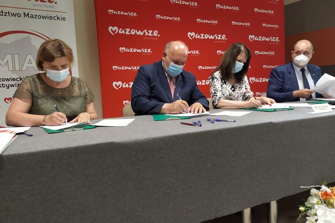 Władze gminy Siedlce podczas podpisywania umów z przedstawicielami samorządu województwa mazowieckiego