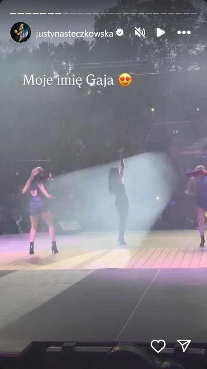 Justyna Steczkowska niczym papież! Gwiazda wyciąga rękę do fanów ze swojego jusiamobile