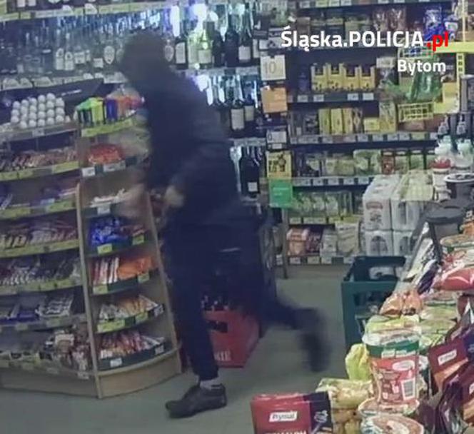Policja szuka tych bandziorów! Napadli na Żabkę z bronią w ręku [ZDJĘCIA]