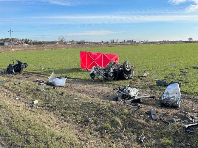 Tragiczny wypadek na DK 17. BMW roztrzaskało się na drzewie. 33-letni kierowca zginął na miejscu
