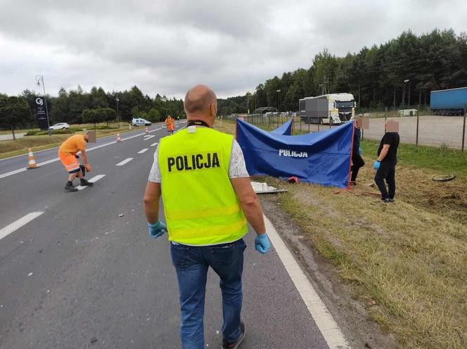 Śmiertelny wypadek pod Opocznem. 37- i 32-latek wjechali prosto pod tira [ZDJĘCIA]