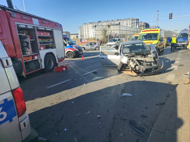 Potworny wypadek w Warszawie. Roztrzaskane trzy samochody, w tym jeden radiowóz. Policjanci trafili do szpitala