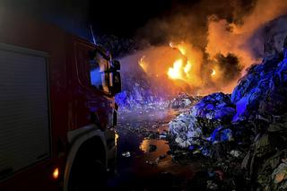 Ogromny pożar składowiska tekstyliów! Walka z ogniem trwa od kilkunastu godzin. Strażacy przekazali szokujące wieści