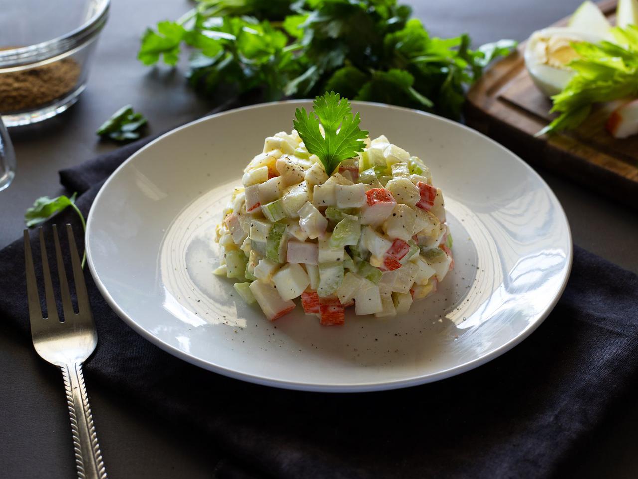 Przepyszna sałatka z krewetek, kalmarów i paluszków krabowych surimi