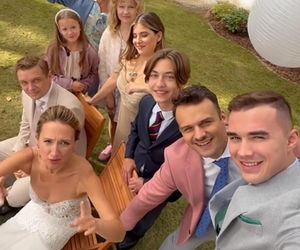 Barwy szczęścia. Asia (Anna Gzyra-Augustynowicz), Hubert (Marek Molak), Marysia (Nina Szumowska), Agata (Natalia Zambrzycka), Ignacy (Olaf Staszkiewicz), Tolek (Marek Siudym), Staś (Olaf Kasprzyk), Emilka (Jessica Frankiewicz)