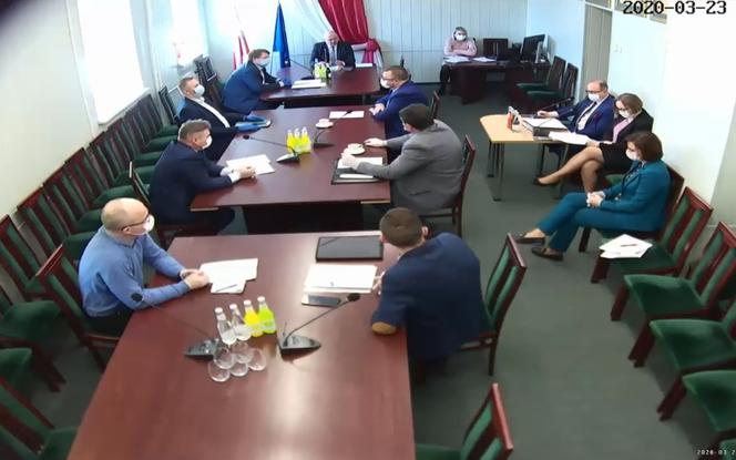 Sesja w czasie zarazy. Radni w maseczkach i rękawiczkach debatowali o... funduszu sołeckim!